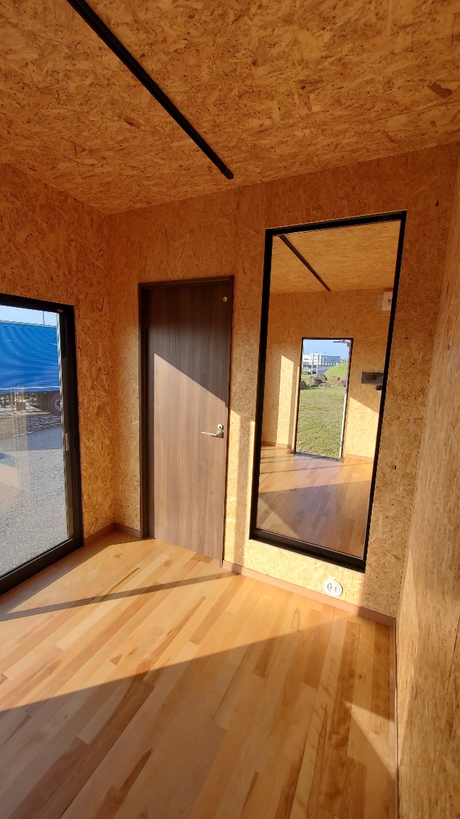 富山県富山市 NEWVANコンテナ20ftハイキューブ･グレー･内装OSB･断熱材入･コンセント他設置