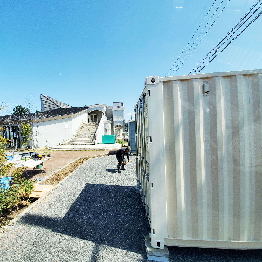 滋賀県彦根市 NEWVANコンテナ20ftアイボリー×2本