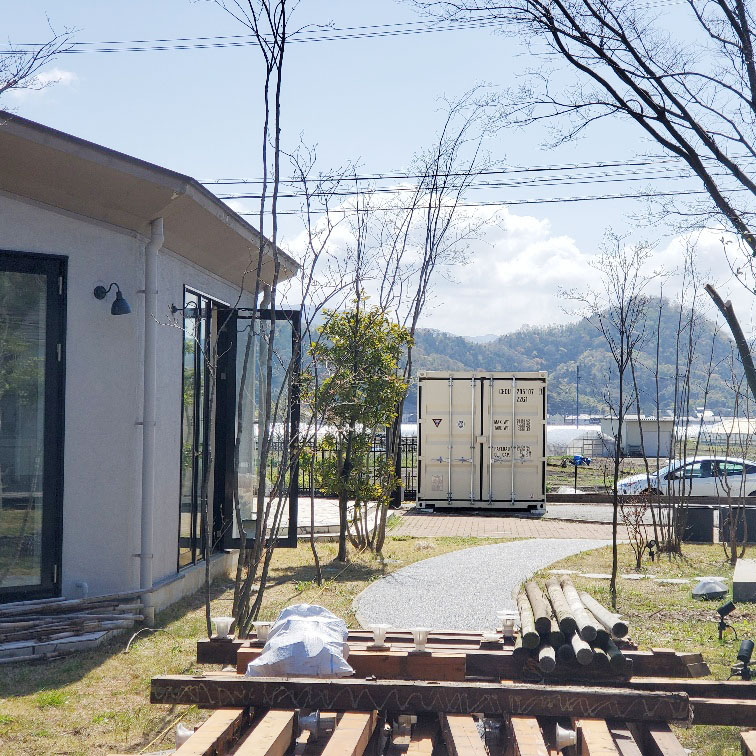 滋賀県彦根市 NEWVANコンテナ20ftアイボリー×2本