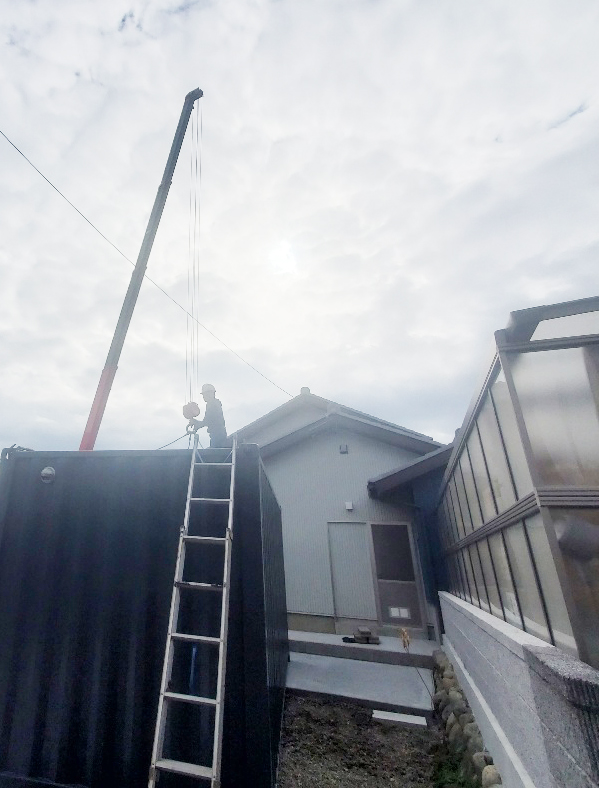 岐阜県岐阜市 中古コンテナ20ftグレーコンセント･LED･換気扇付設置
