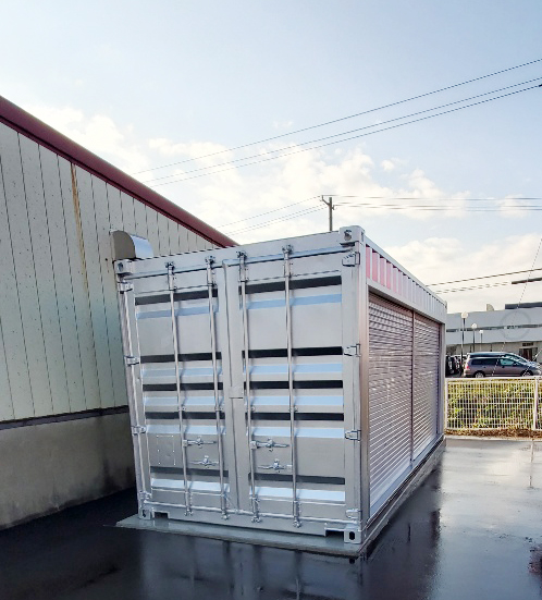 新潟県柏崎市 中古コンテナ20ftフルシャッター･シルバー塗装設置