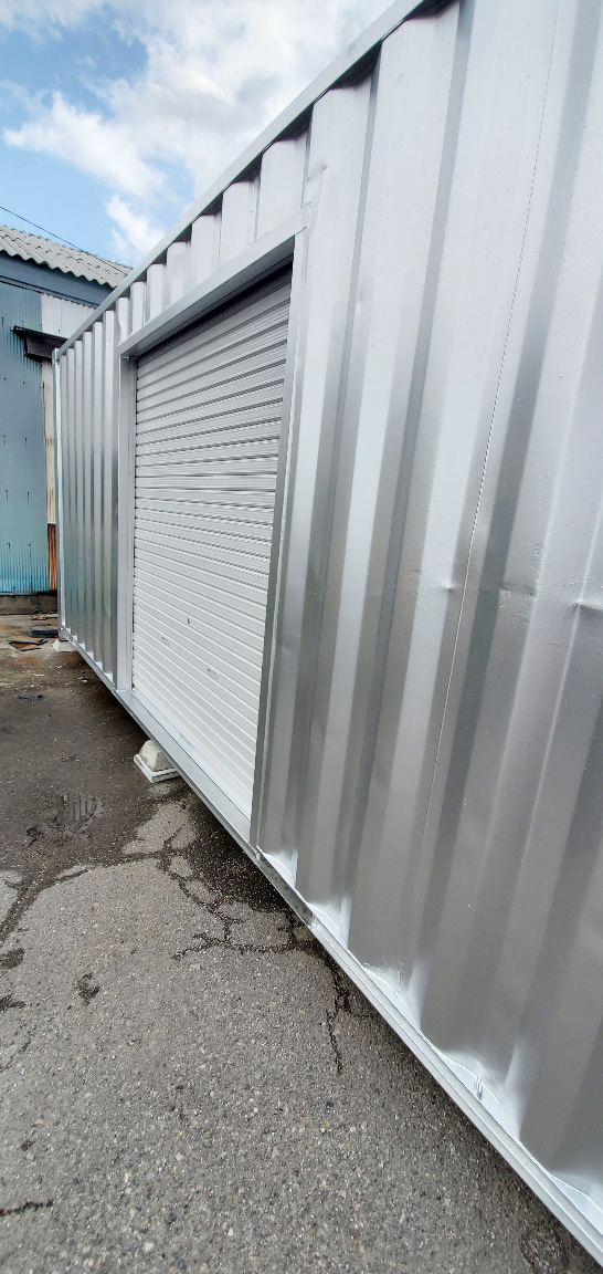 石川県金沢市 中古コンテナ20ftシルバー塗装・シャッター付設置