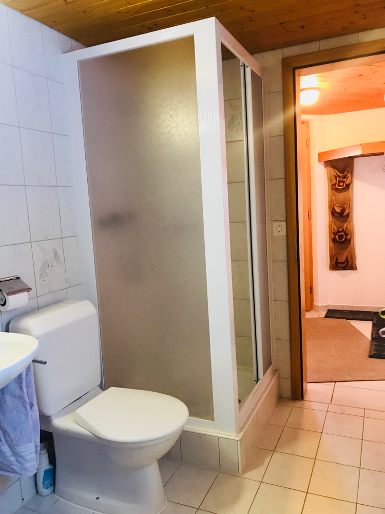 Badezimmer mit Dusche