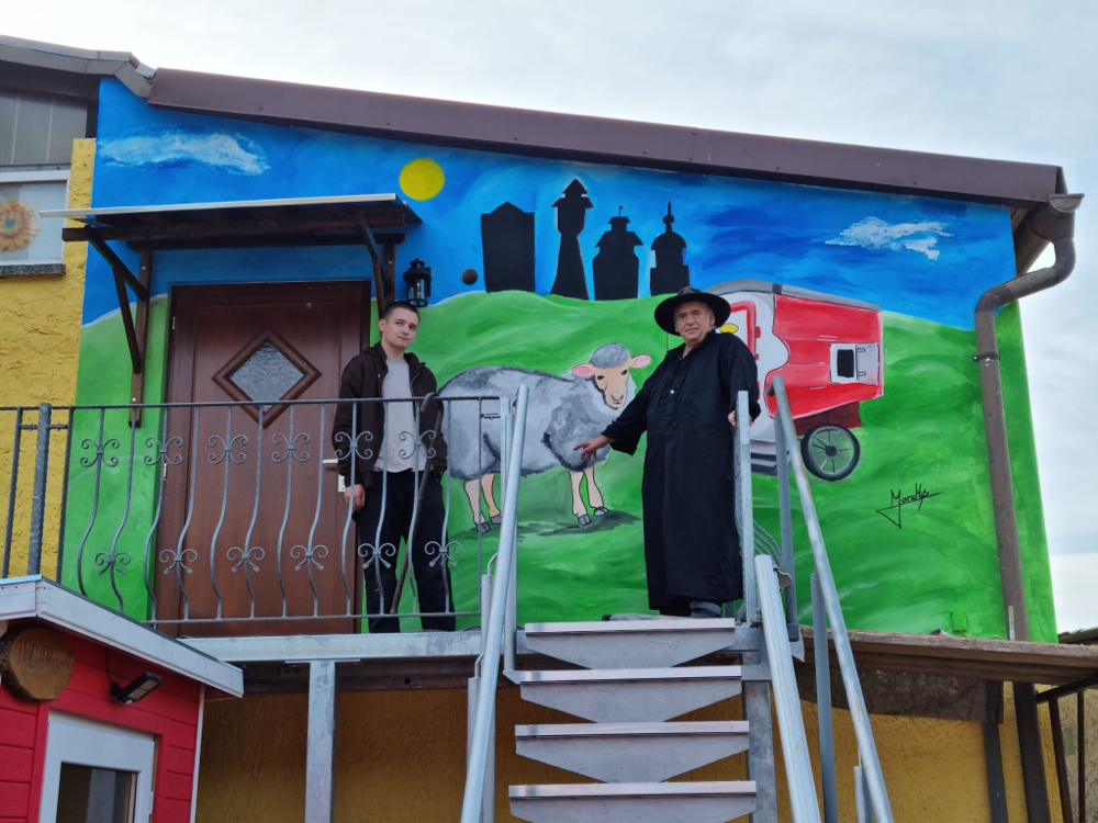 Schäfer Höhni & Künstler vor dem Wandgemälde