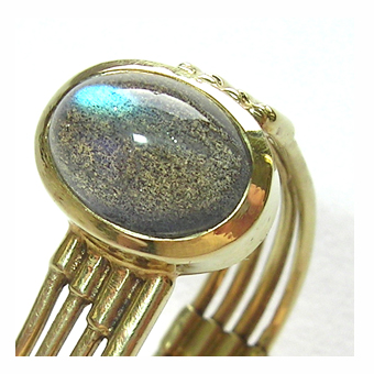 Filigraner Goldring mit Labradorit
