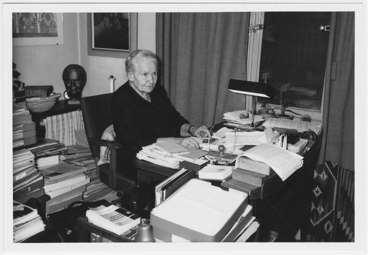 Gertrud Kurz am Schreibtisch