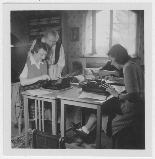 Gertrud Kurz am Tisch zusammen mit Helfer*innen