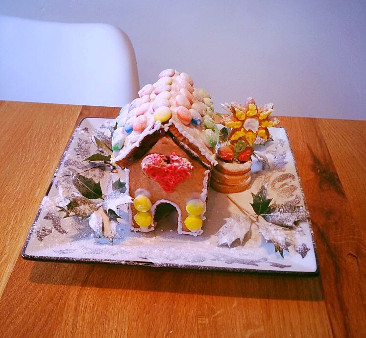 Decoratie kersthuisje met 3D koekjes bloemetje