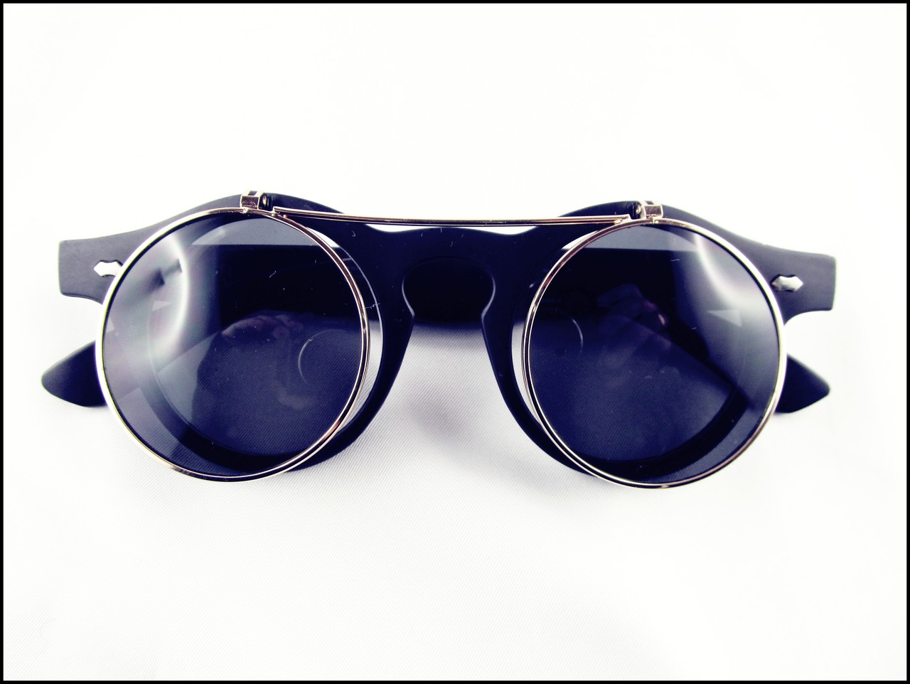 Schwarze Sonnenbrille mit klappbaren Gläsern