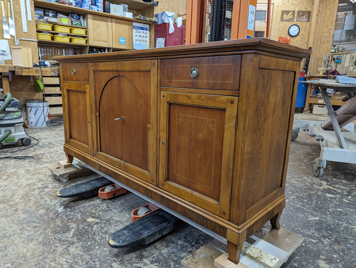 wiederhergestellte Applikationen an Kirschbaum-Sideboard