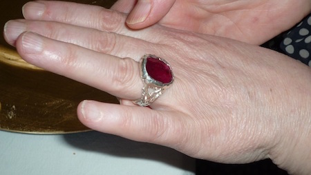 Bague argent massif avec rubis serti portée par cliente