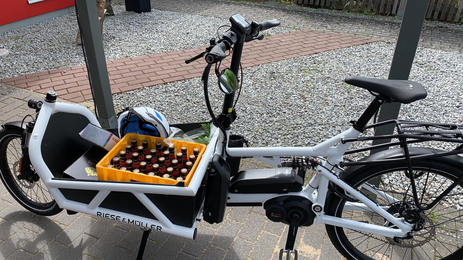 Mit dem Lastenrad erledigt man gerne den Wochenend-Einkauf. Eine Kiste Bier....Zwei Kisten Bier....Drei Kisten Bier.... Kein Problem für das Riese & Müller Load.