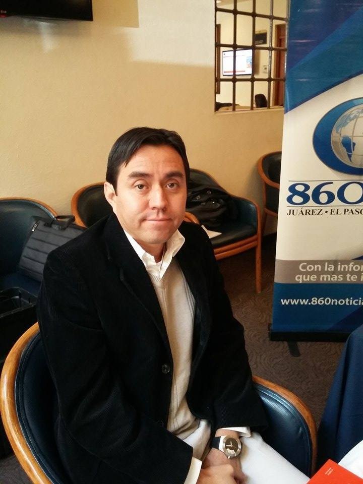 Participando en 860 AM Radio Noticias, 2014. 