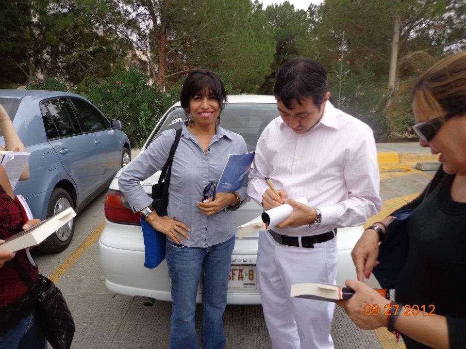 Firmando el libro de mi ex alumna y amiga María Moreno, 2012.