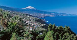 vista  de  Tenerife con  el  imponente  Teide 3.717 mtrs  de  altura   y  con  nieve
