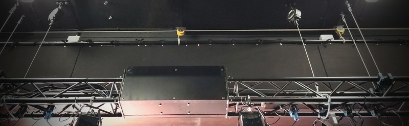 2 Lastensicherungsgeräte von Kratos Safety hintersichern ein Traverse an der Decke.