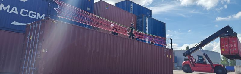 Auf ein 40-Fuß-Seekontainer sind zwei Verankerungspfosten von Kratos Safety an den Ecken angebracht, welche durch ein Horizontal-Seilsicherungssystem (Lifeline) verbunden sind.