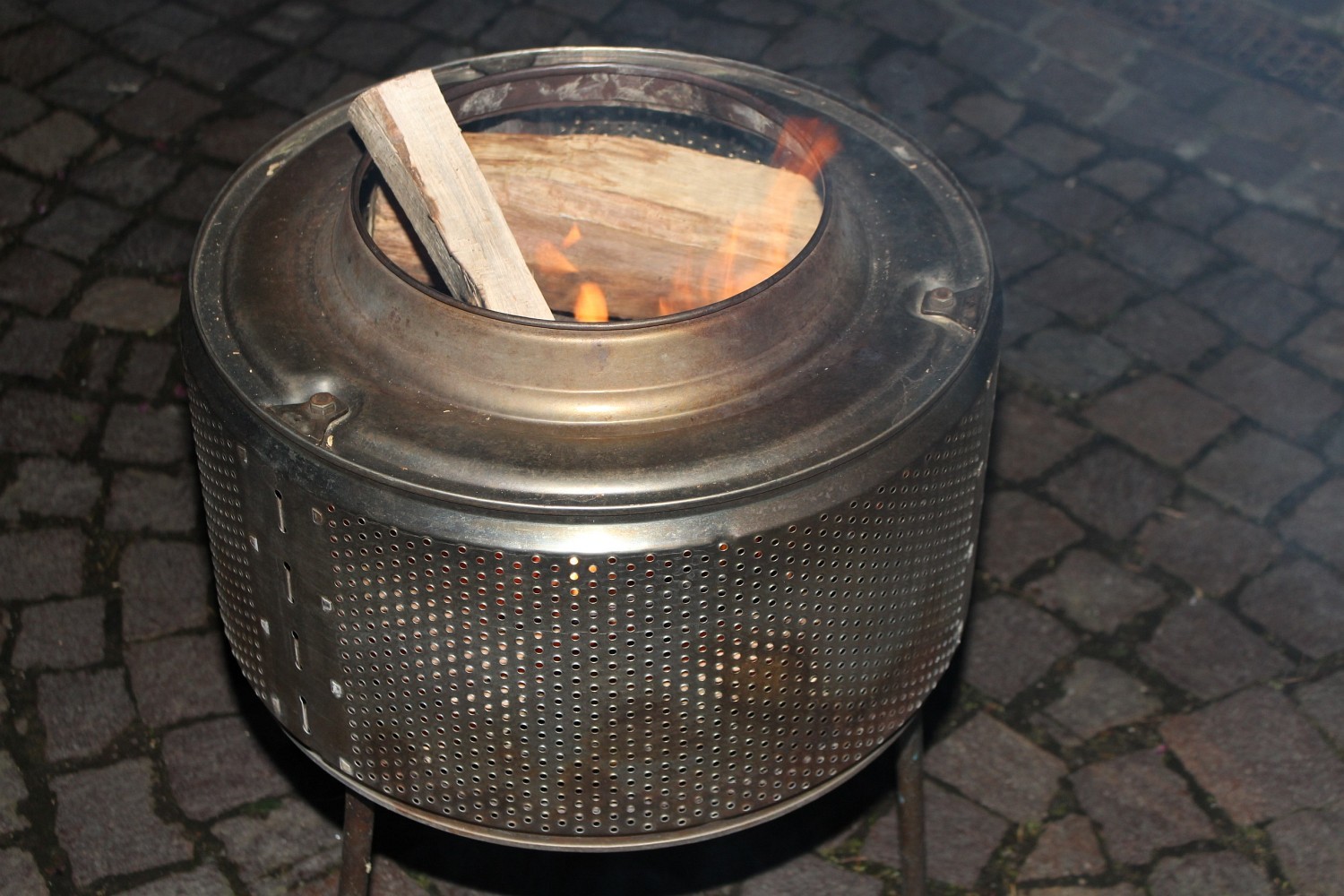Foto: Rainer Hauenschild: Upcycling Feuerkorb aus einer ausrangierten Waschtrommel