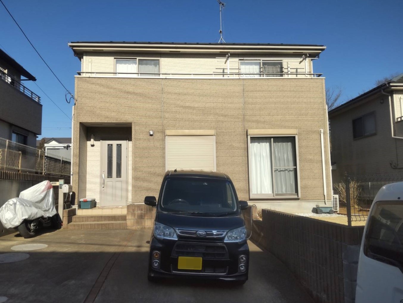 全体的に退色しているベージュ系の戸建住宅