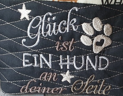 Glück ist ein Hund an deiner Seite [Datei_Binimey]