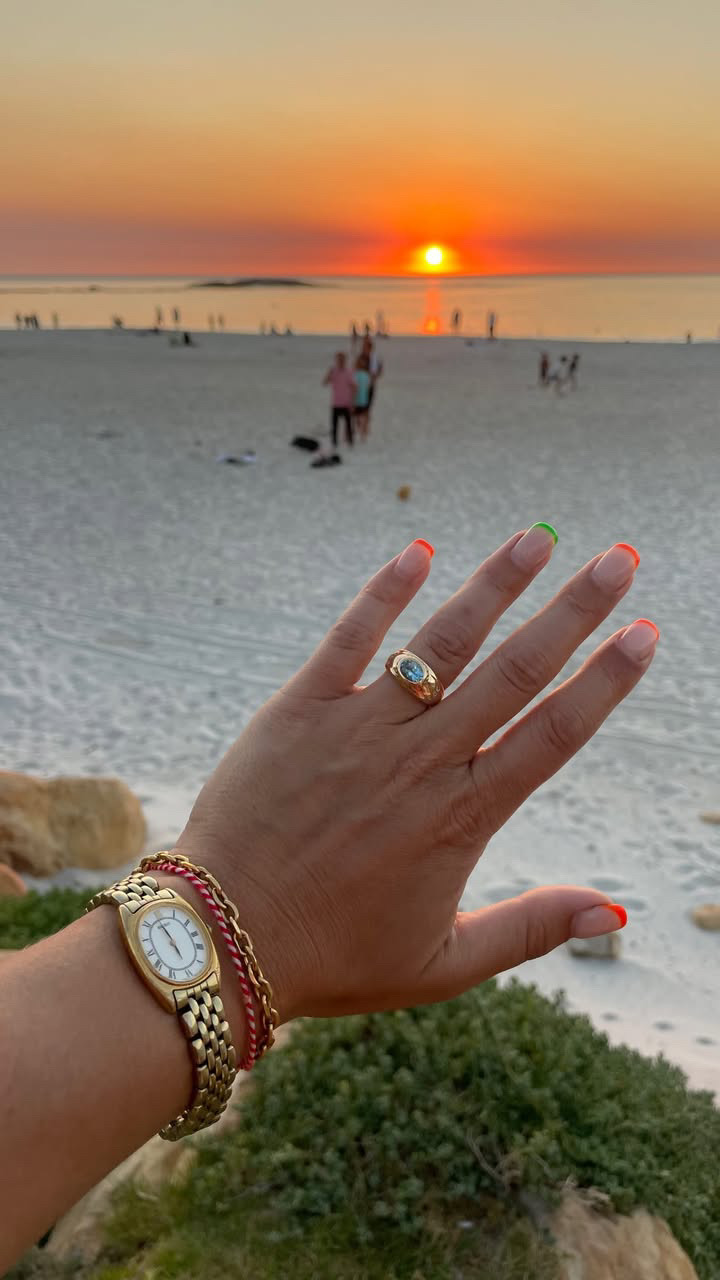 Kundenfoto vom Heiratsantrag mit unserem Verlobungsring bei Sonnenuntergang :)