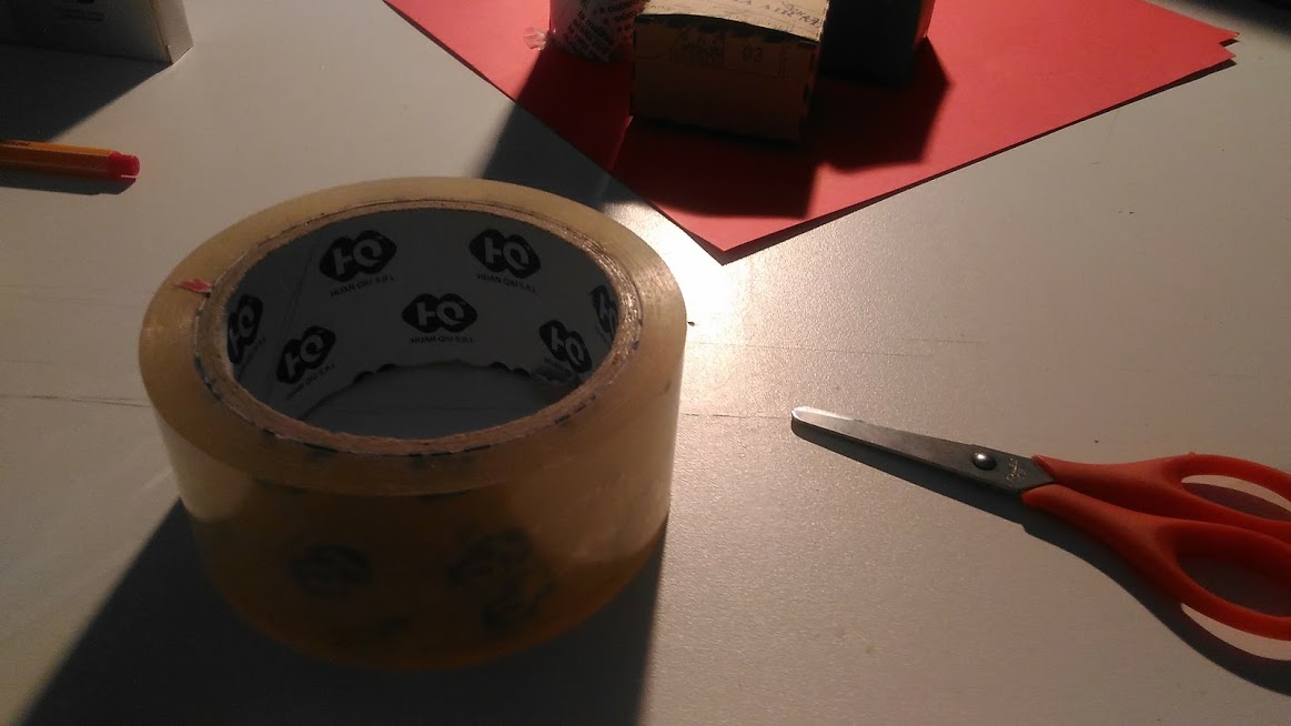 Preparazione del set: cartoncino colorato,nastro,forbici
