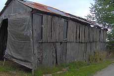 hangar : mur de palis et bardage bois