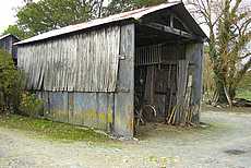 hangar : mur de palis et bardage bois