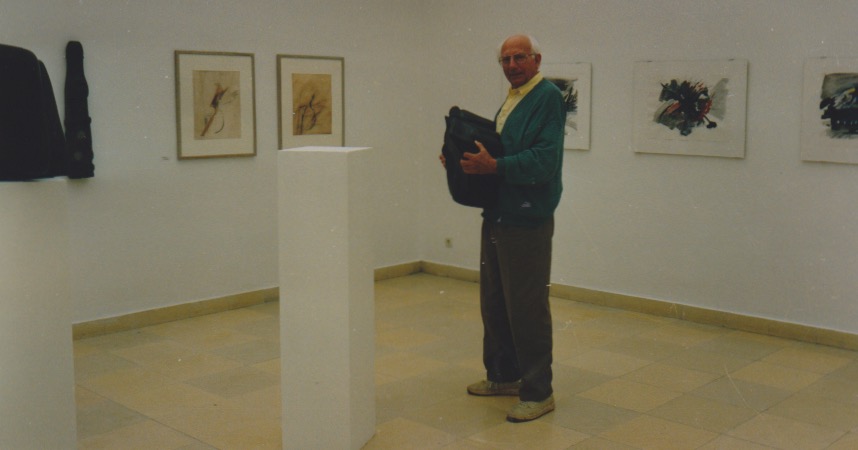 JH bei Ausstellungs-Vorbereitung