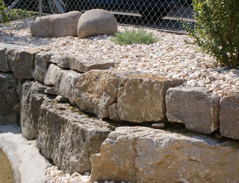 Natur und Betonsteinmauern fuchs der gartenbau Neuenegg