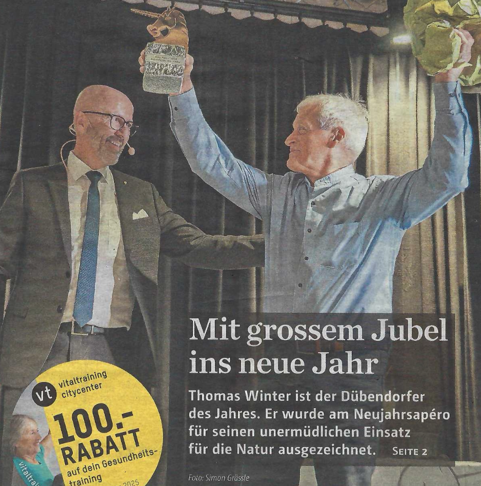 Thomas Winter bei der Entgegennahme des Award auf der Titelseite des Glattalers vom 5. Januar 2025 (Scan/Screenshot Cla Semadeni)