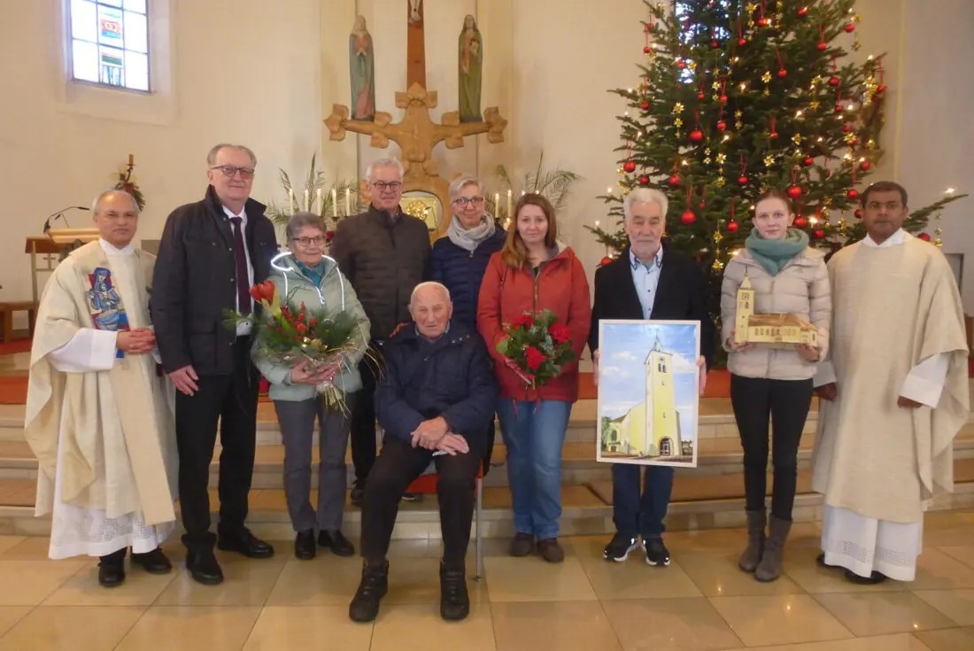 Die Pfarrgemeinde verabschiedete den langjährigen Mesner von Weiherhammer. Von links: Pfarrer Varghese Puthenchira, Josef Wismet, Marga Kohl, Michael Bertelshofer, Ulrike Rauch, Nicole Stilp, Wolfgang Krauß, Lisa Ziegler, Pater Prince. Bild: Siggi Bock