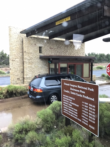 グランドキャニオン国立公園の東ゲート　近くのデザート・ポイントは土砂降りの雨と落雷でスルー　残念