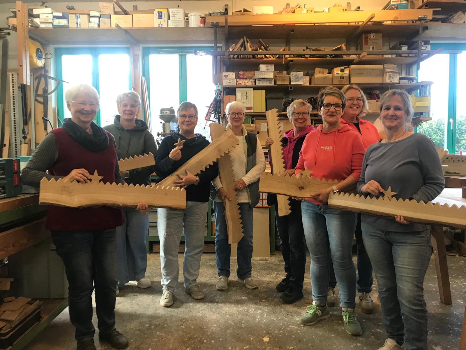 Holzwerkerinnen mit fertigen Adventsleisten