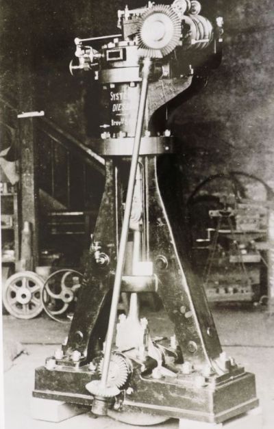 1894: Dyckhoff-Versuchsdieselmotor für 10 PS Leistung; weltweit erster tatsächlich gelaufener Dieselmotor und erster französischer Dieselmotor.