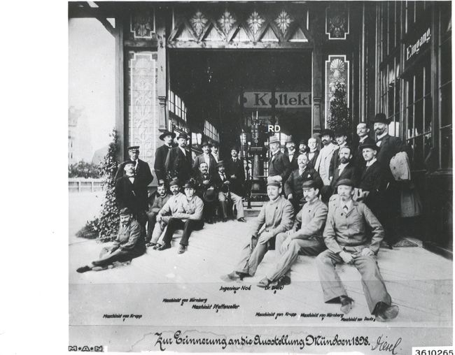 Rudolf Diesel mit Vertretern der vier Aussteller vor dem Diesel-Pavillion in München 1898.
