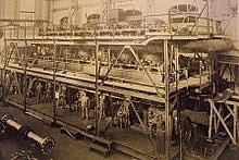 Der über 7,4 m hohe Groß-Dieselmotor von MAN Nürnberg bei der Montage.