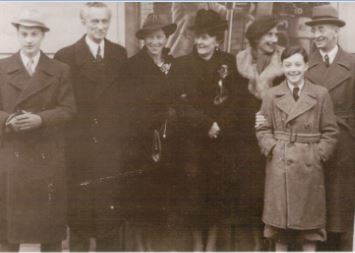 Angehörige der Familie Diesel mit Rudolf Diesel jun. und Daisy in einer Aufnahme vom 15.11.1942.