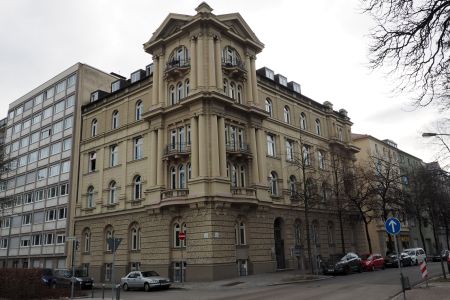 In dieses noch heute existierende Augsburger Bürogebäude zog  in ihrem Gründungsjahr 1898 die Allgemeine Gesellschaft für Dieselmotoren AG Augsburg ein.