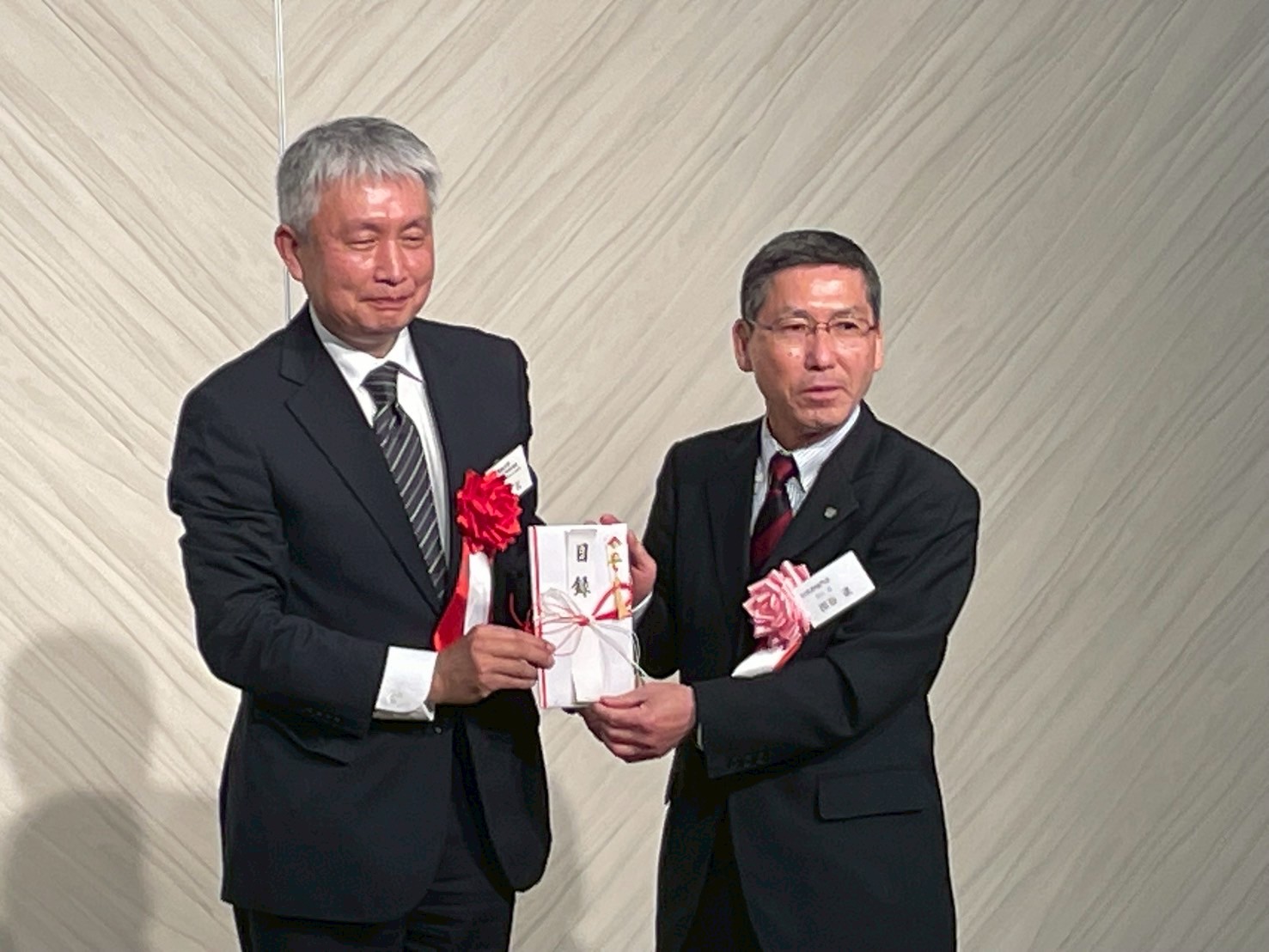 第３部懇親会　田谷新会長から大学へ寄附金贈呈