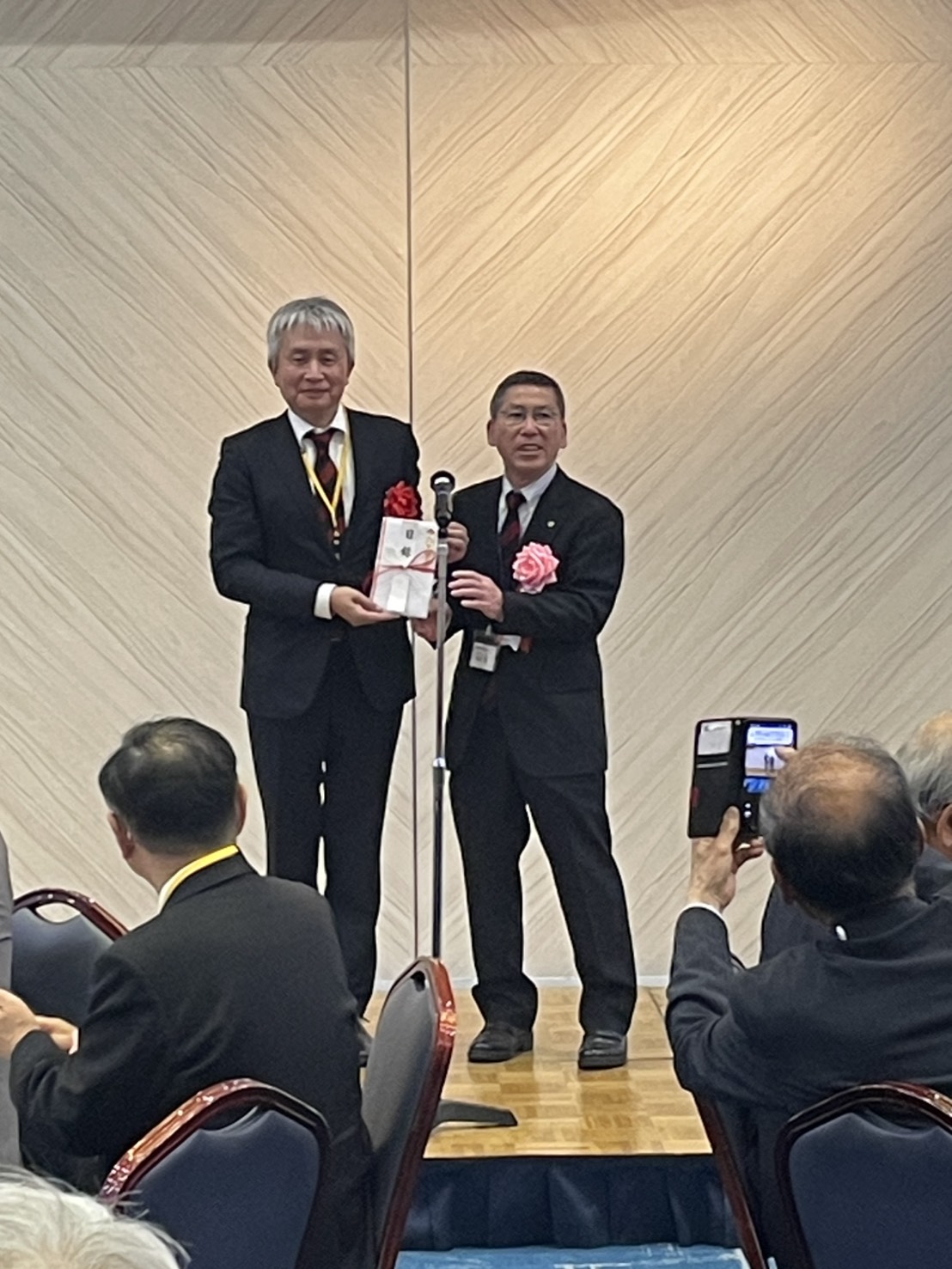 大学へ寄附贈呈