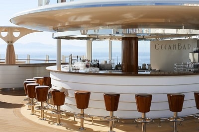 Bar am Oberdeck der AIDAcosma