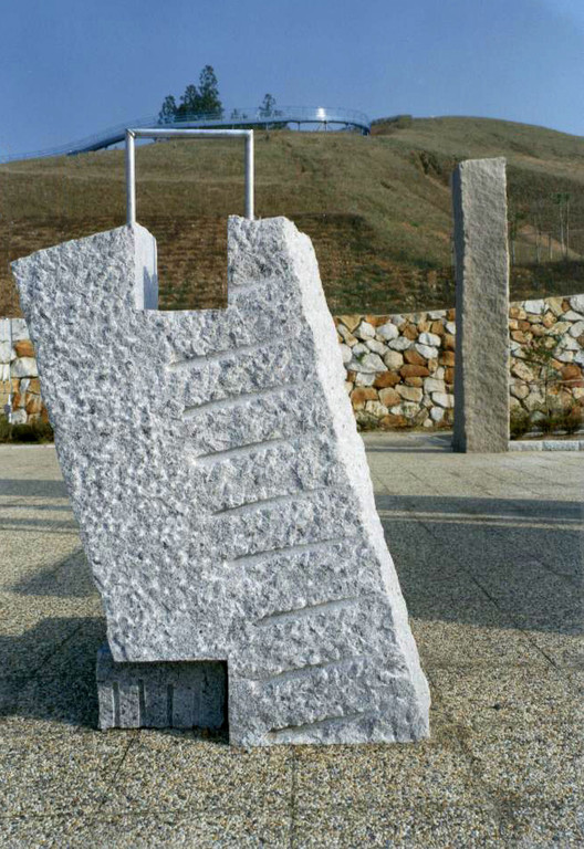 HIPOTESIS - 1992 - HATIOSHI CITY (TOKIO) - GRANITO E  INOX - 1,60  X 0,60 X 0,35 m