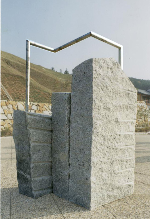 HIPOTESIS - 1992 - HATIOSHI CITY (TOKIO) - GRANITO E INOX - 1,70 X 1,00 X 0,80 m
