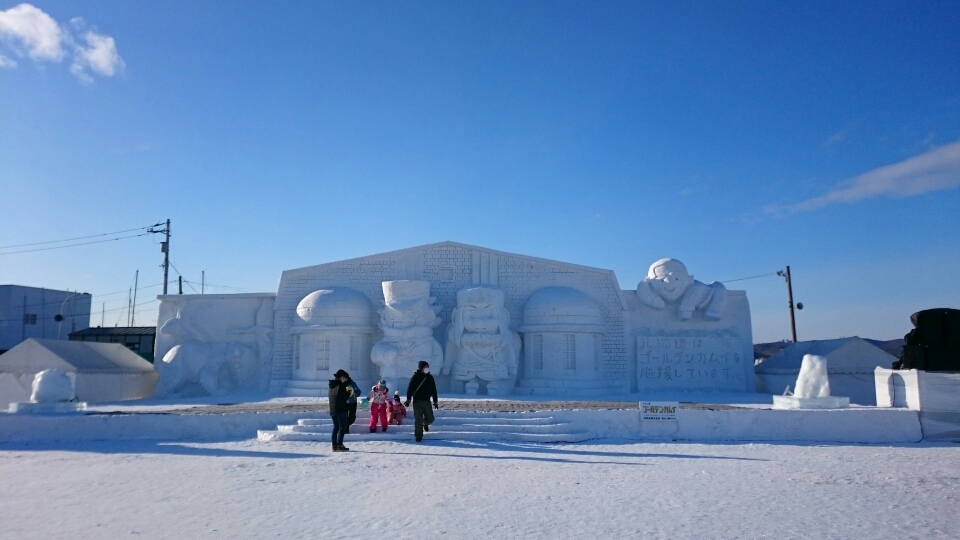雪像の前で記念撮影