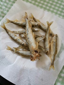 凍った湖で釣れたワカサギを天ぷらに
