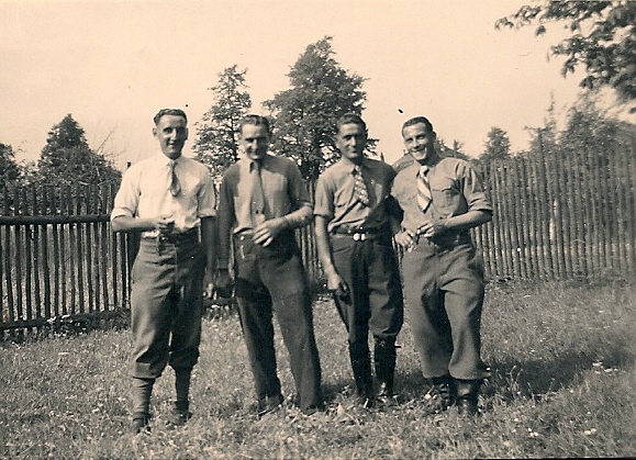 Französische Kriegsgefangene in Mühltroff, links Georges Castignolles(1)