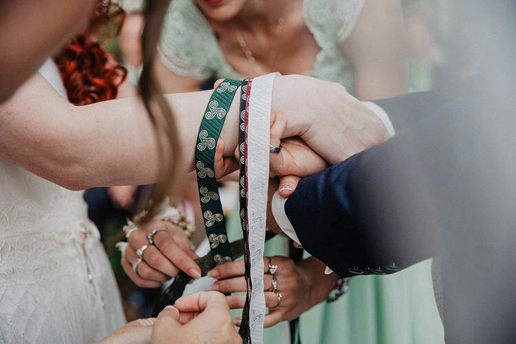 Das Handfasting ist ein keltisches Ritual, das die Verbundenheit symbolisiert (Foto: Mona & Reiner Fotografie)