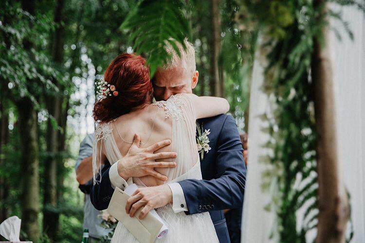 Ein bewegender Moment für Tanja & Klaus - das Vortragen der Liebeserklärung (Foto: Mona & Reiner Fotografie)