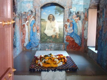 Baba's Tomb - latest inside view - Upper Meherabad